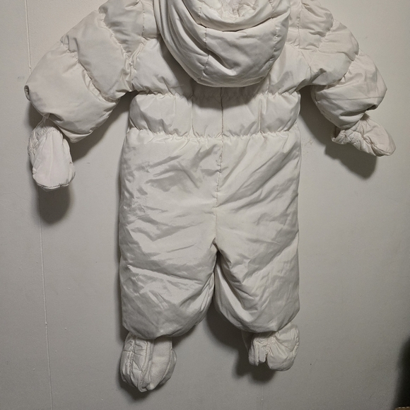 Baby Gap snowsuit - Picture 2 of 3